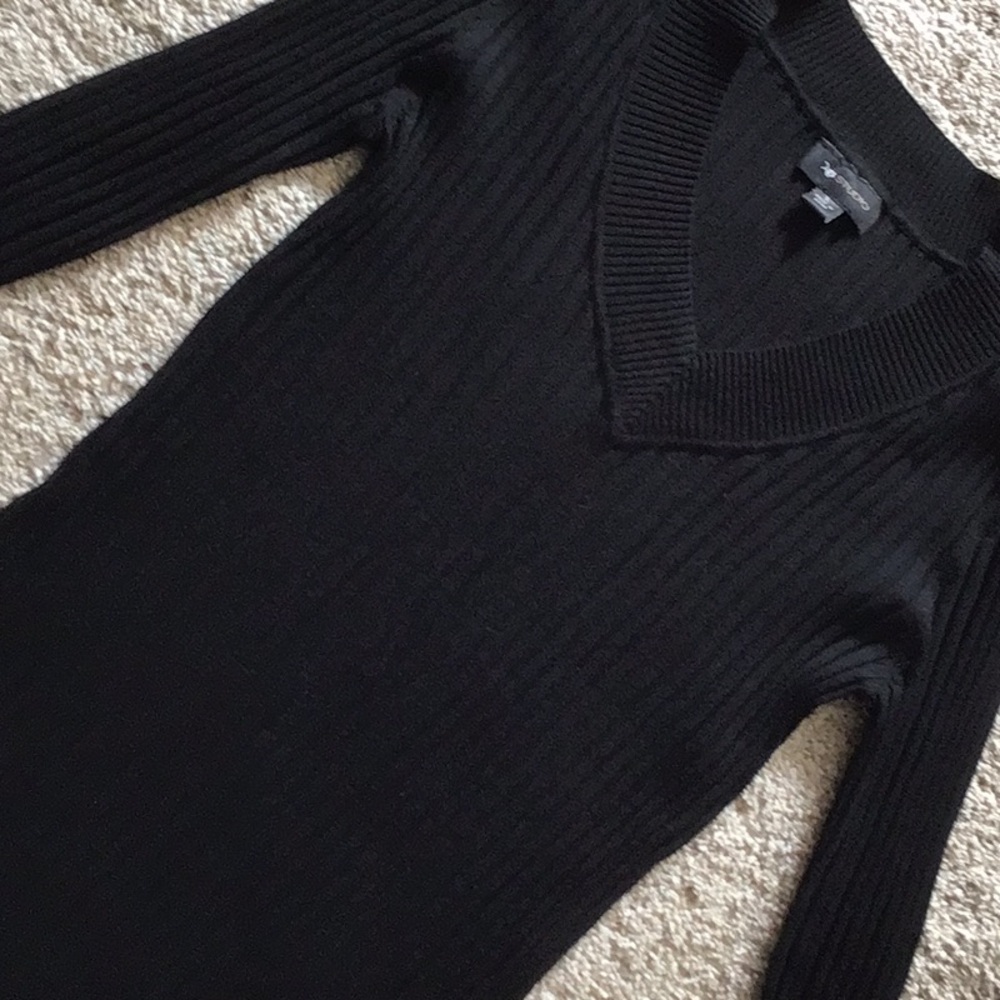 V-NECK SWEATER - LARGE NWT